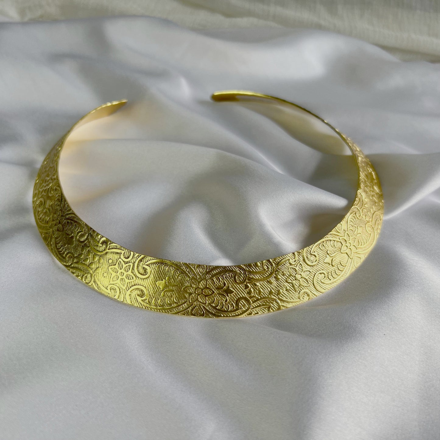 Golden Aura Neck-Cuff